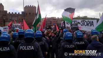 25 aprile a Roma, tensioni a Porta San Paolo. Piazza contesa tra Brigata Ebraica e pro Palestina