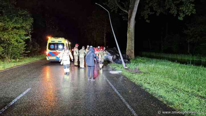 Lelystad - Automobilist aangehouden na botsing op lantaarnpaal