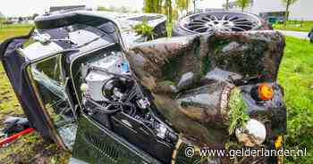 Luxe auto van 150.000 euro slaat over de kop, bestuurder gewond