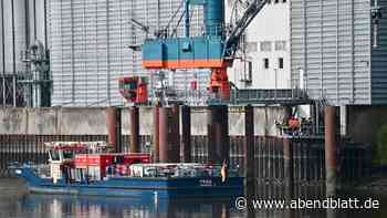 Großeinsatz: 11.000 Liter Heizöl in Hamburger Kanal gelaufen