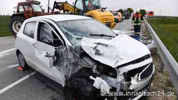 Traktorfahrer missachtet Vorfahrt - Bulldogreifen bei Unfall abgerissen