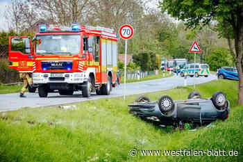 Unfall in Paderborn-Elsen: Opelfahrerin landet auf dem Dach im Graben