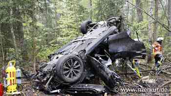 „Mehrfach im Wald überschlagen“: BMW hinterlässt Schneise ‒ Fahrer stirbt