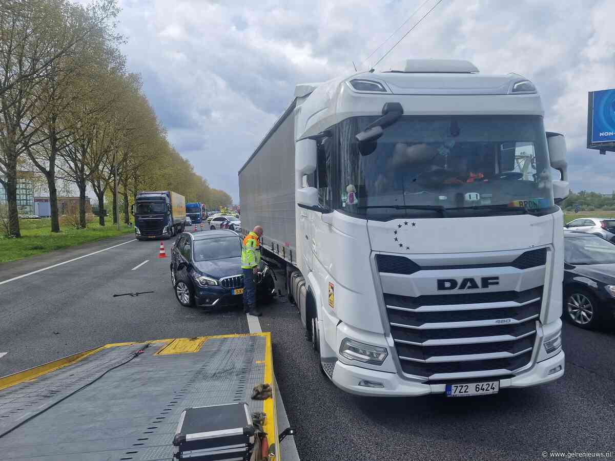 Lange file door ongeval op A12 bij Duiven
