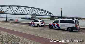 Politie zoekt man op Waalkade: boot Rijkswaterstaat vaart heen en weer, helikopter vliegt rond