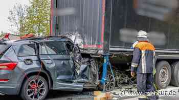 Schwerer Auffahrunfall auf A6 mit Lkw: Mann in Lebensgefahr ‒ Autobahn gesperrt