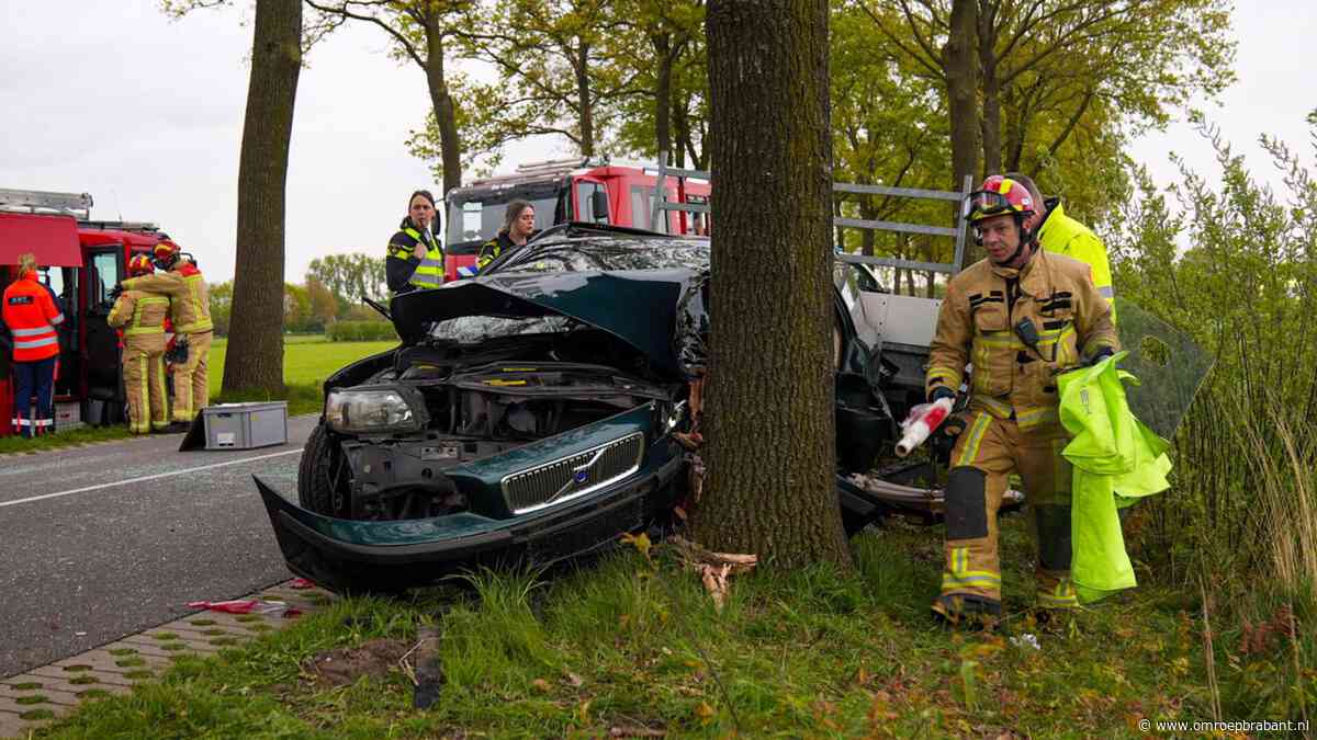 Auto met aanhanger botst tegen boom, bestuurder met spoed naar ziekenhuis