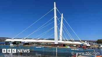 First section of new Renfrew Bridge arrives on Clyde