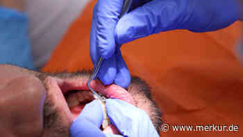 „Brachte mich in Notaufnahme und haute ab“: Arzt rammt Mann bei Zahn-OP Schraube durch den Kiefer