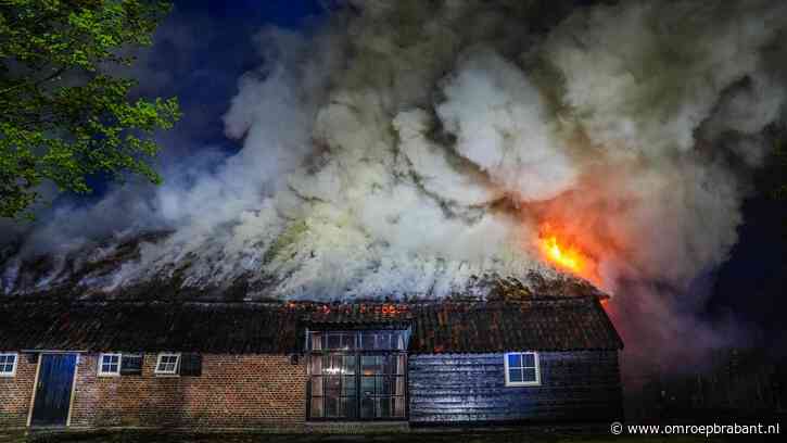 Grote brand verwoest huis met rieten kap, vlammen slaan metershoog uit dak