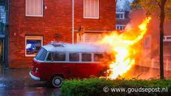 Oud Volkswagenbusje in de brand aan Bodegraafsestraatweg