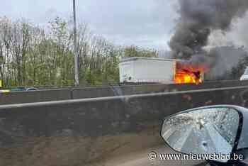 Vrachtwagen vat vuur op E17 ter hoogte van voetbalstadion: verkeer verstoord