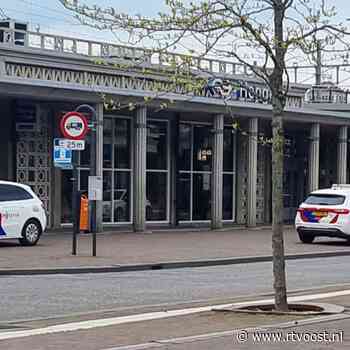 112 Nieuws: Politie met kogelwerende vesten bij station Hengelo