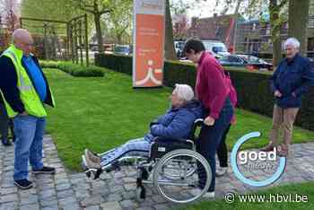 Vrijwilligers van i-mens leren omgaan met rolstoel in thuiszorg