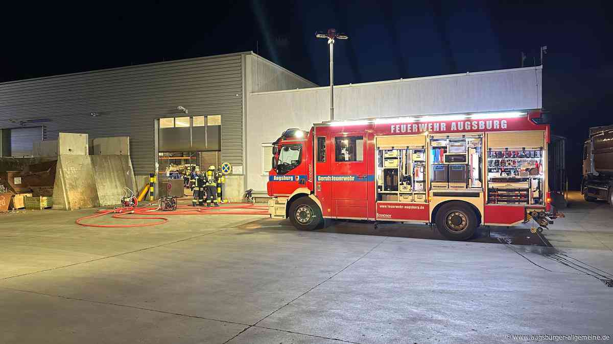 Größerer Brand in Lagerhalle: Feuerwehr rückt zu Einsatz in Firma aus