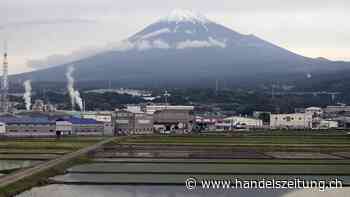 Aussichtspunkt zum Berg Fuji wird mit schwarzer Wand abgeschirmt