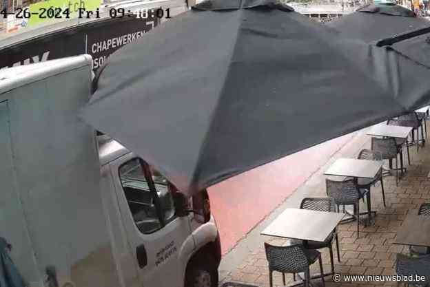 Bestelwagen rijdt parasol van populair Italiaans restaurant kapot: 3.500 euro schade
