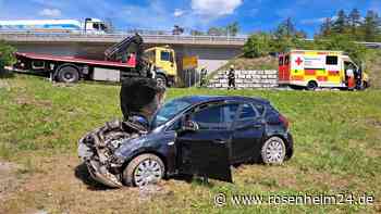 Unfall auf der B20 bei Burghausen – Auto kommt von Straße ab und überschlägt sich