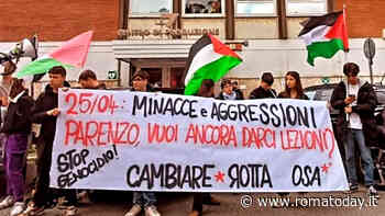 Gli studenti smontano le tende alla Sapienza e protestano sotto La7 contro David Parenzo