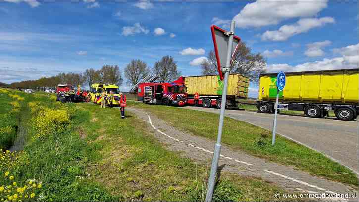 Lelystad - Ernstig ongeluk tussen auto en vrachtwagen in Lelystad