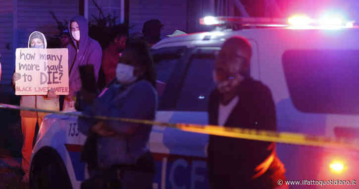 Usa, afroamericano muore bloccato con un ginocchio sul collo dalla polizia. Aveva gridato “Non riesco a respirare”