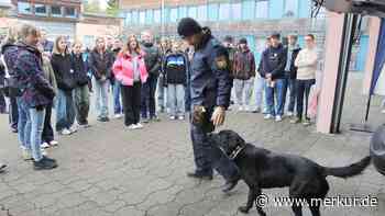 Polizistinnen von morgen: Hundeführer und Hubschrauber-Piloten beim Girls Day