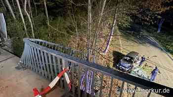 Autofahrer rast mit 160 km/h der Polizei davon – Wagen stürzt von Brücke