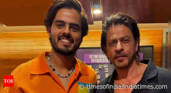 SRK and Nitish Rana pose for a perfect pic