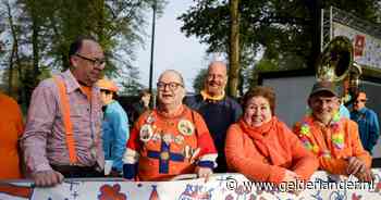 Koninklijk gezin weer compleet bij Koningsdag in Emmen, fans verzamelen zich langs de route