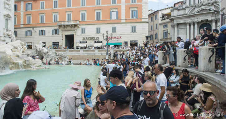 “Fate attenzione alla Fontana di Trevi per borseggi e scippi”. I turisti inglesi lanciano l’allarme