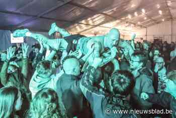 FOTO. Willy Organ trapt Zomerliefkermis af met een stagedive: nog twee dagen feest in Mariakerke