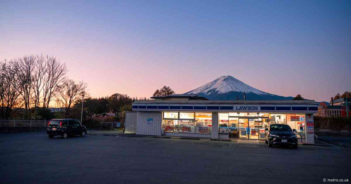Mount Fuji view to be blocked with huge barrier due to badly behaved tourists