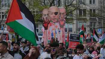 Olaf Scholz als Vampir – Pro-Palästina-Demo bei Hamburg-Besuch