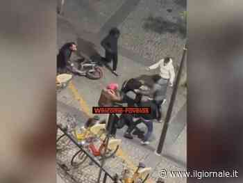 In dieci contro uno in pieno centro: pestaggio choc a Milano | Video