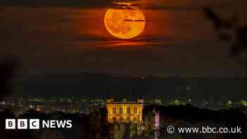 Striking image of Moon over manor captured