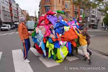 En toen rolde er een gigantische bal kleren door de straten van Gent: “We willen een schepper van chaos creëren”