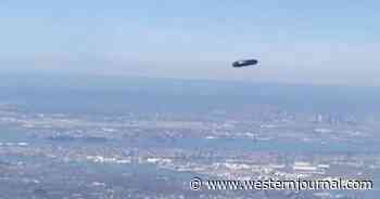 Plane Passenger Records UFO Above NYC: 'Can Anyone Help Me Identify What This Is?!'