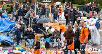 Oranjemarkt in Elst trekt duizenden bezoekers: ‘We wilden de beste plek en zaten er al om kwart over zes’