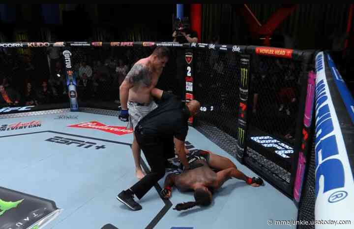 UFC on ESPN 55 video: Jhonata Diniz freezes Austin Lane with KO combination
