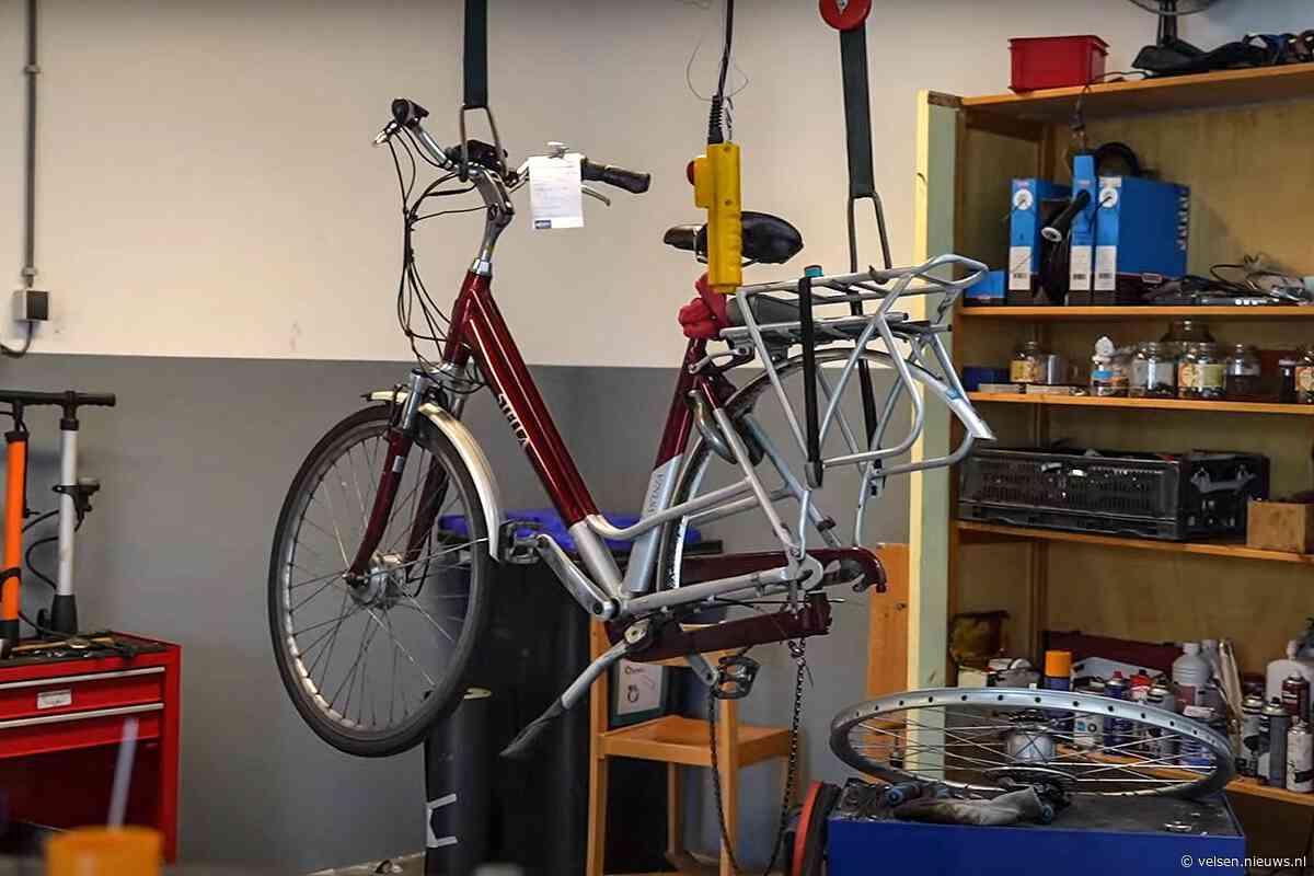 Fietswerkplaats Velsen helpt mensen met kleine beurs aan fiets