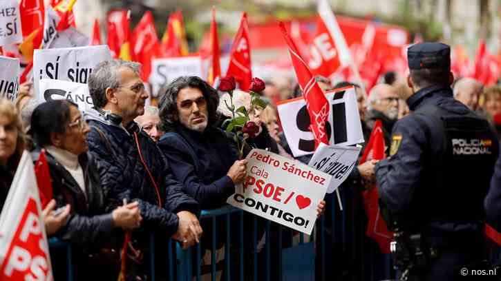 Duizenden aanhangers roepen premier Sánchez in Madrid op om aan te blijven