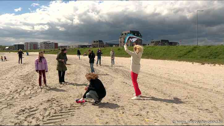 Zeewolde - Vliegeraars door harde wind omver getrokken bij Vliegerfestijn Lanterstrand