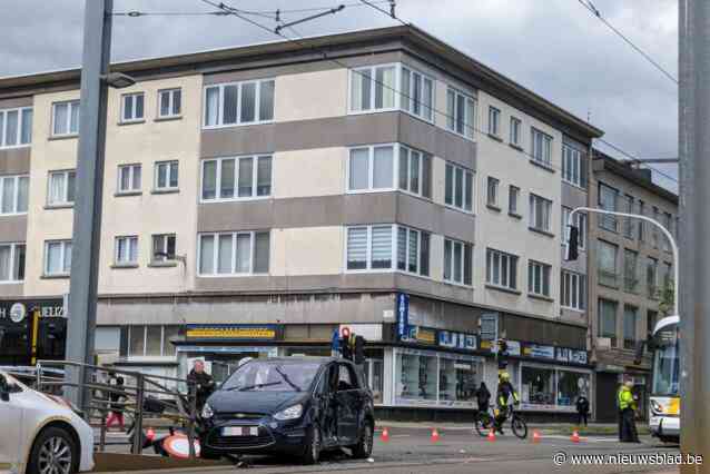 Automobilist lichtgewond na aanrijding met tram op het Kiel