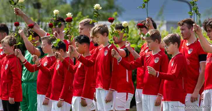 Rode en witte rozen voor hun 12-jarige teamgenootje: ‘Het is niet te bevatten dat Abdul Kader er niet meer is’