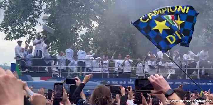 Festa scudetto per l’Inter, due bus scoperti portano la squadra in trionfo da San Siro a piazza Duomo. 100mila tifosi invadono Milano