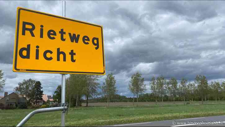 Biddinghuizen - Wegdek Rietweg wordt opgeknapt, automobilisten moeten ver omrijden