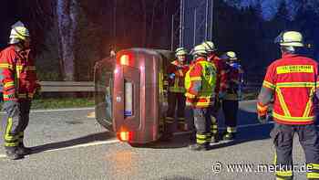 Unfall auf B2 bei Krün: Auto liegt quer auf der Straße - Alkohol im Spiel