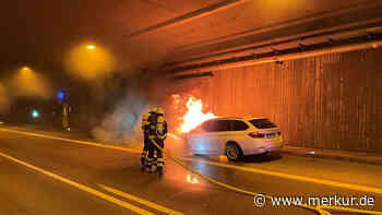BMW fängt plötzlich Feuer: Kamerabilder aus Tunnel alarmieren Münchner Retter
