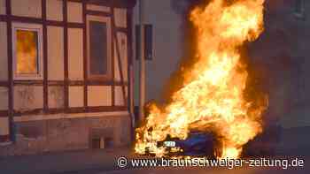 Wolfenbüttel: Pkw gerät vor einem Wohnhaus in Brand