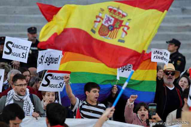 Duizenden Spanjaarden komen op straat en vragen dat premier Sánchez aanblijft